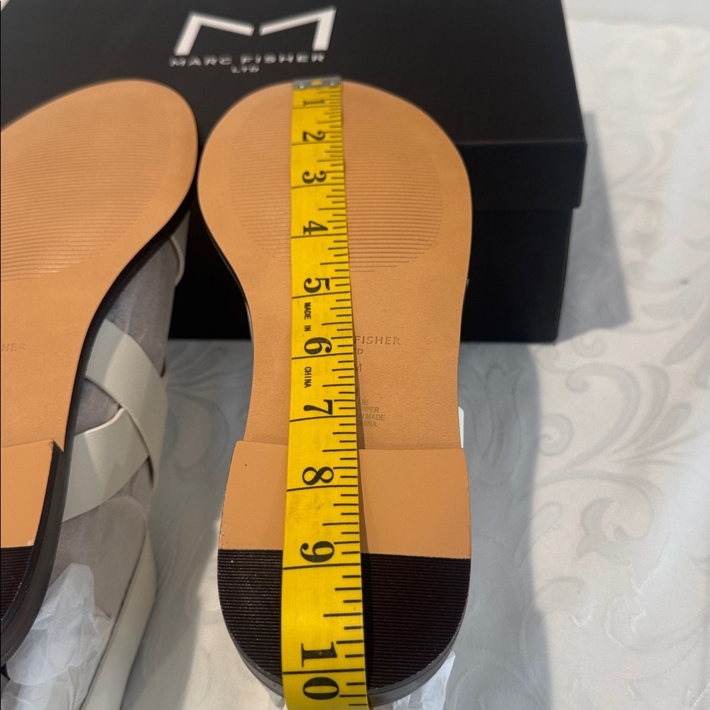 Marc Fisher Loop Sandal. Ladies 8 - Picture 13 of 15